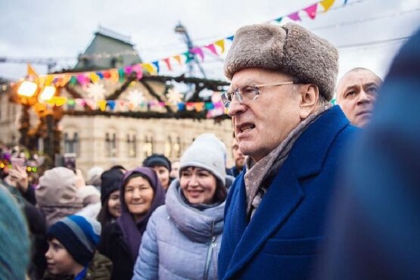 Жириновский раздал деньги на Красной площади со словами «крепостные, холопы»