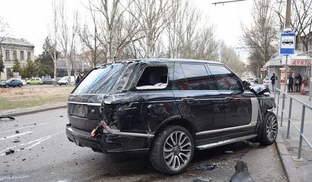 В центре Николаева Range Rover протаранил и перевернул маршрутку: много пострадавших