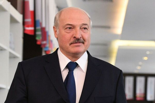 "Полные идиоты!" Лукашенко рассказал, кто "разносит" коронавирус