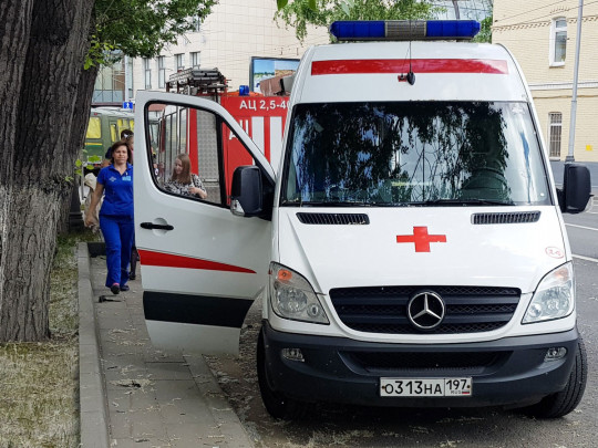 В Москве медики оставили возле дома больного коронавирусом пенсионера