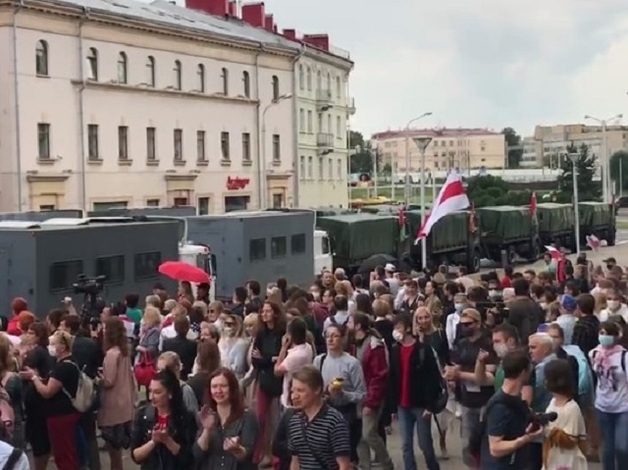 В Минске начался митинг учителей, приехала военная техника