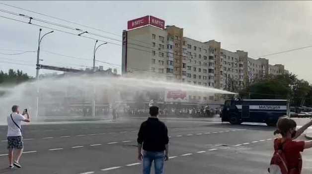 В Бресте применили водомет против митингующих на улицах противников Лукашенко