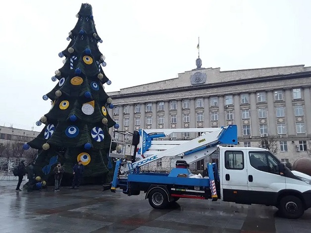 В Черкассах елку украсили «оком дьявола»