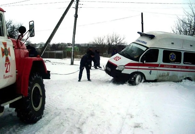 На Одесчине «скорая» застряла в сугробах по пути к роженице, из-за чего младенец погиб