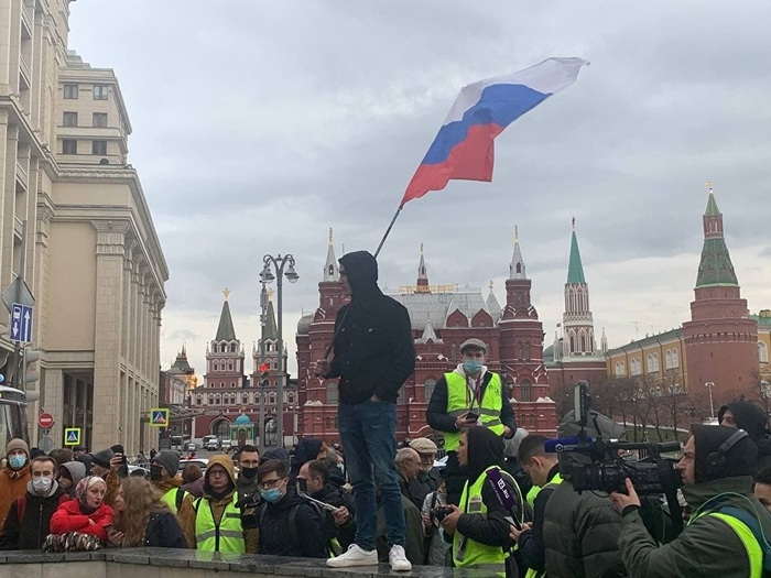 В Москве участники митинга солидарности с Навальным решили пойти на Лубянку к зданию ФСБ