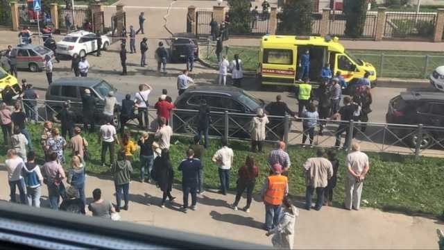 В сети опубликовали видео, на котором из казанской школы вывозят тела погибших в результате стрельбы учеников