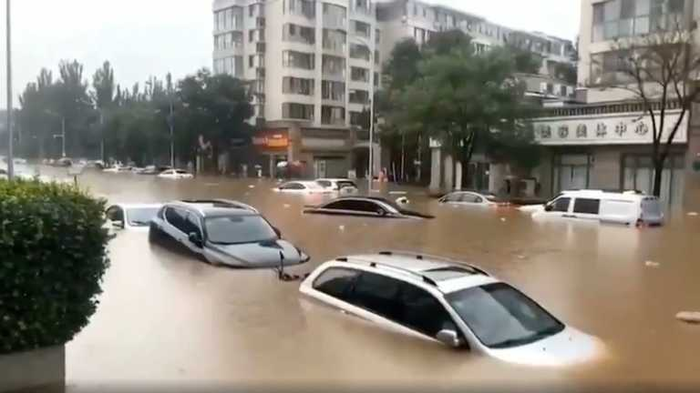 Сильные дожди в Китае: затоплены улицы, метро, отменены сотни авиарейсов