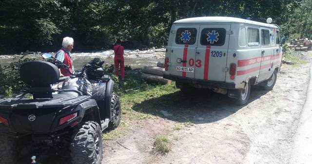 В Карпатах группе туристов стало плохо, трех детей госпитализировали