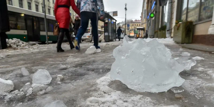 В Москве на годовалого ребенка упала глыба льда с 25-этажного дома