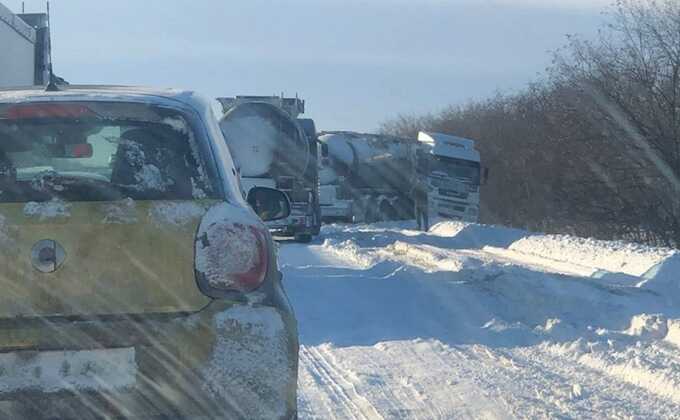 Сотни автомобилей оказались в снежном плену в Ульяновской области и Татарстане из-за непогоды, приведшей к многокилометровым пробкам на трассах