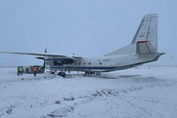 Ан-26 выкатился за пределы взлетно-посадочной полосы в аэропорту Елизово на Камчатке