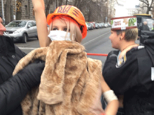 "Рошен" и Достоинство. Активистки Femen разделись под офисом Порошенко