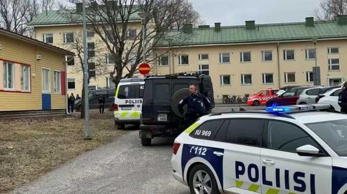 В школе города Вантаа, Финляндия, 12-летний школьник устроил стрельбу, в результате которой погиб его сверстник