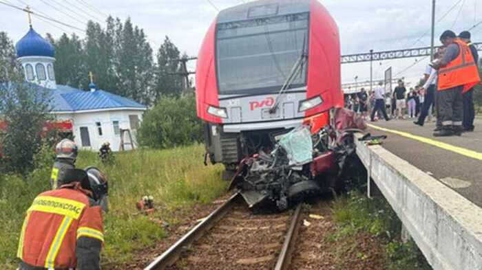 В Ленобласти поезд столкнулся с автомобилем: есть погибшие