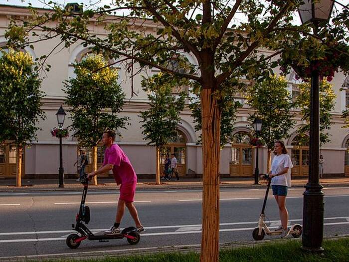 Против прохожего, стрелявшего по самокатчикам в Москве, возбуждено уголовное дело