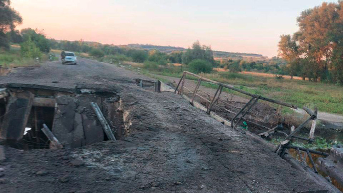 Мост через реку Сейм в Курской области поврежден, движение затруднено