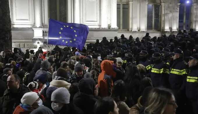 В Тбилиси разгоняют акции протеста