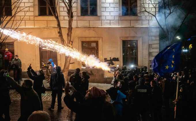 Протестующие в Тбилиси нападают на силовиков, используя пиротехнику