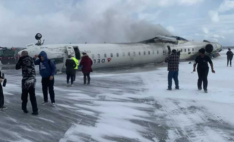 В аэропорту канадского Торонто произошло падение самолета