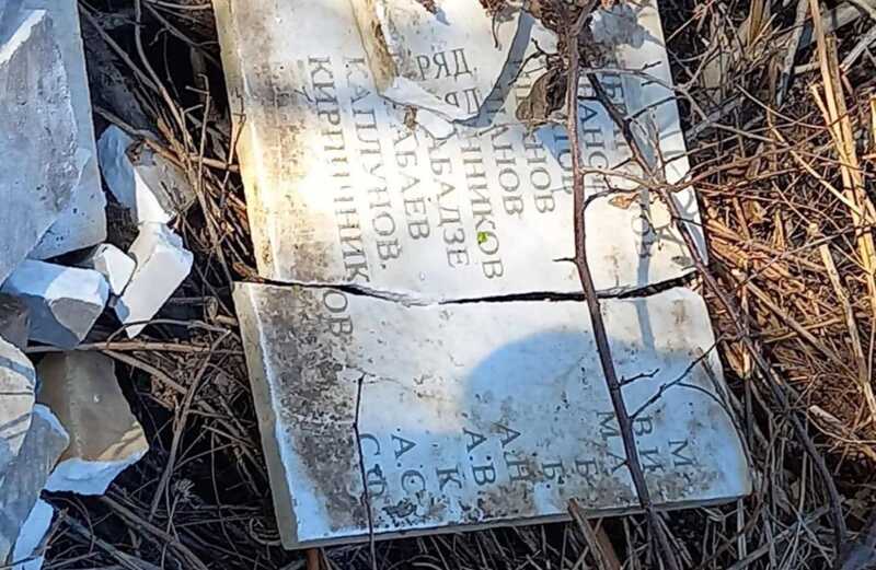 В Волгограде на свалке обнаружены поврежденные плиты с именами солдат