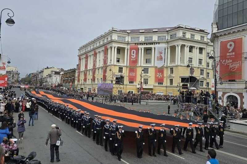 Во Владивостоке состоялся Парад Победы с участием тысяч людей и военной техники