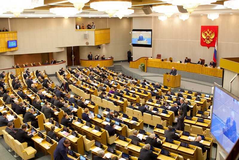 Госдума рассмотрит введение запрета на автомобильные рамки с оскорбительными надписями