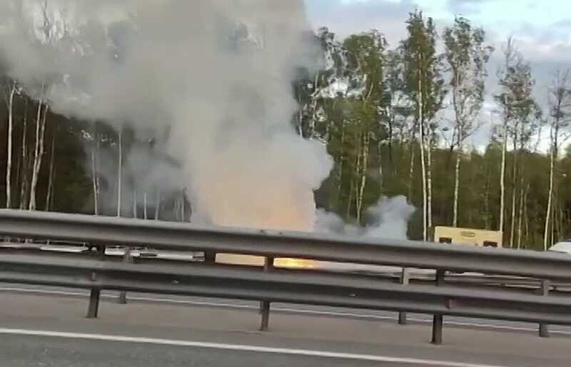 На платной трассе в Подмосковье произошел взрыв автомобиля после ДТП