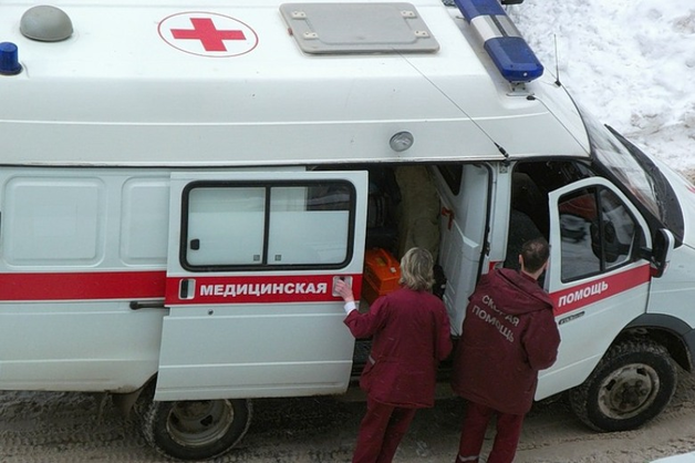 Новосибирца, который трое суток сидел на башенном кране и требовал выплаты зарплаты, госпитализировали с обморожением