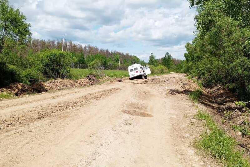 Скорая застряла в грязи по дороге к пациентке в селе под Приморьем