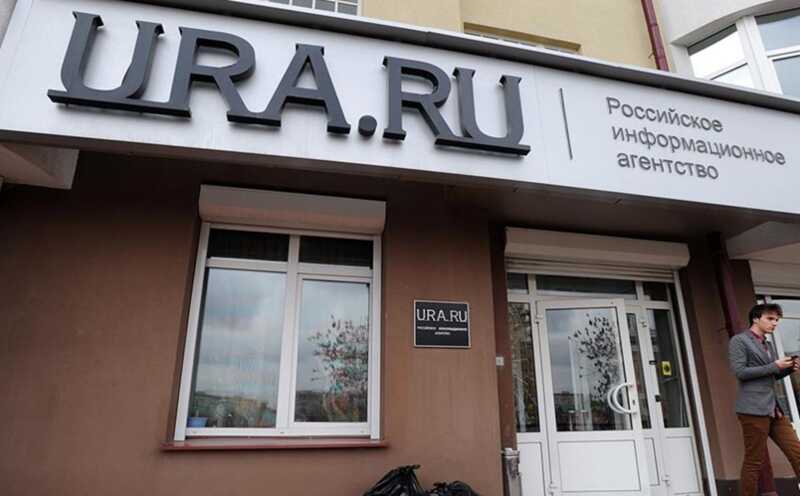 На сайте Ura.ru сообщили, что в офисе употребили физическую силу к главному редактору во время обыска