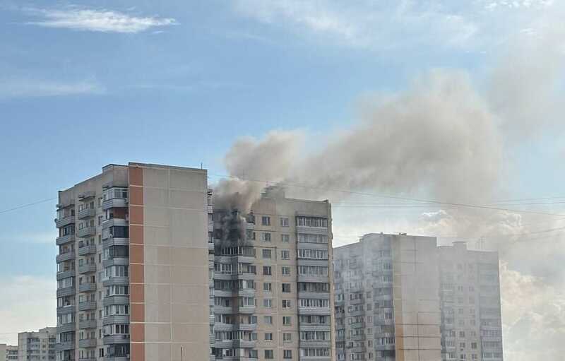 В Москве на верхних этажах жилого дома в Чертаново вспыхнула квартира