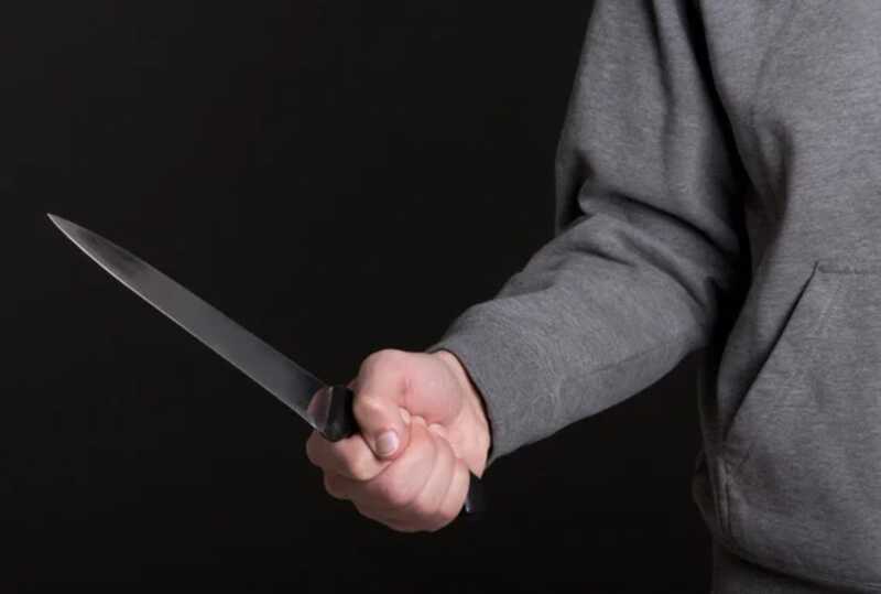 В Краснодаре супруг напал на жену с ножом: женщине пришлось сделать вид, что она умерла