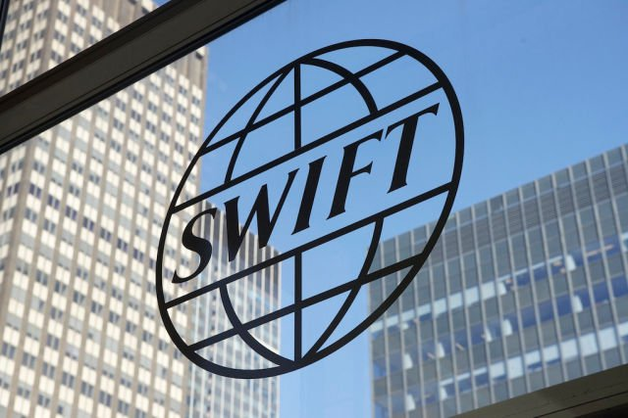 Кремль готовится к отключению России от SWIFT