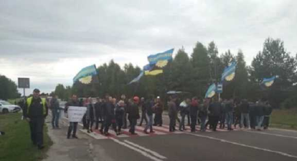 На Львовщине шахтеры заблокировали международную трассу и требуют выплаты долгов по зарплате