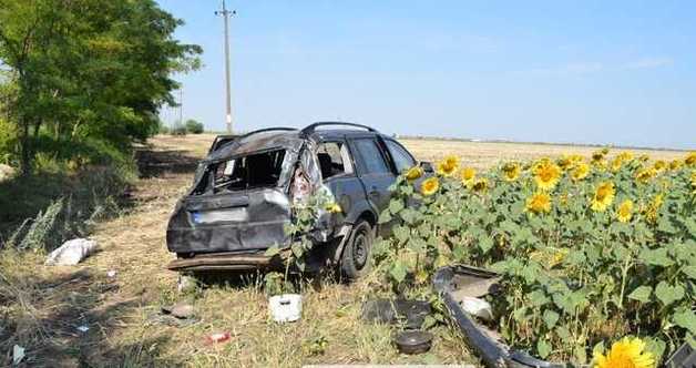 Под Николаевом пять индусов в одной легковушке едва выжили, вылетев на повороте с трассы