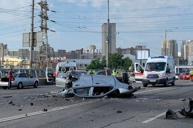 Утром в Киеве произошло одно из самых страшных ДТП 2019 года: разорванное авто и четыре трупа