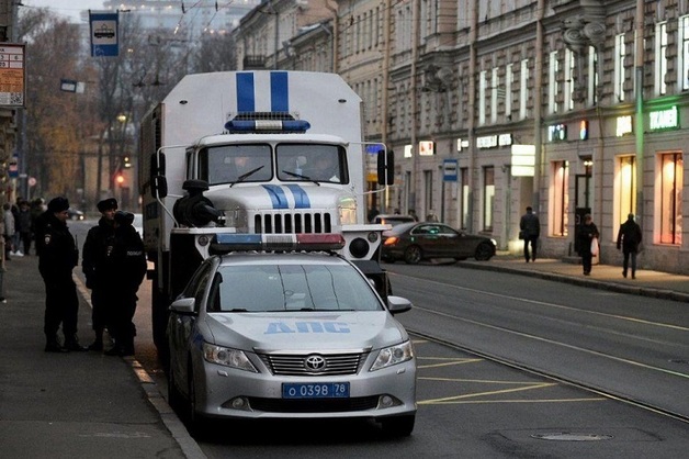 Пенсионер с семью судимостями порезал прохожего в центре Петербурга