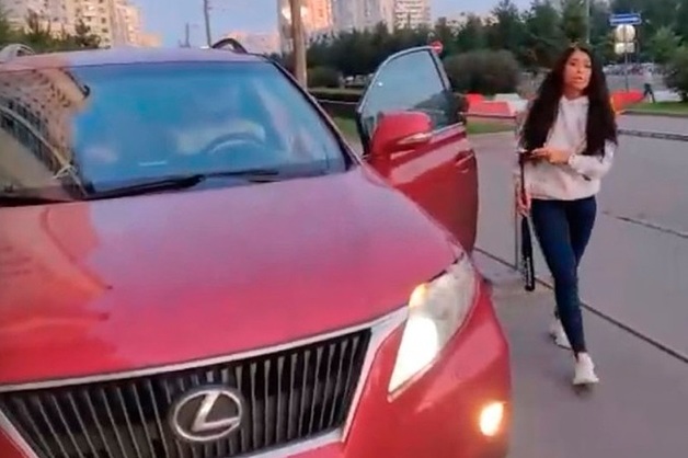 «Шуруй отсюда». В Петербурге девушка битой «пробивала» для своего Lexus путь по тротуару