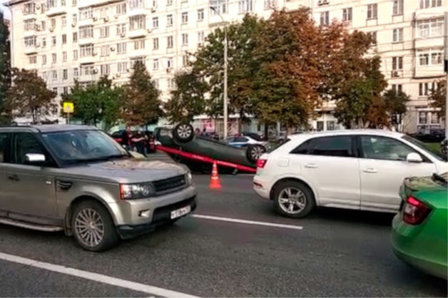 В центре Москвы автомобиль Следственного комитета столкнулся с мотоциклом и перевернулся