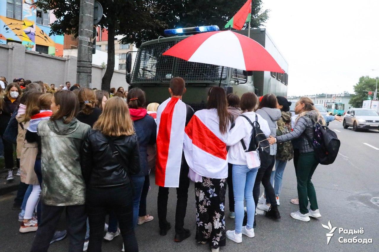 Протестующие пришли на акцию с бело-красно-белыми флагами.