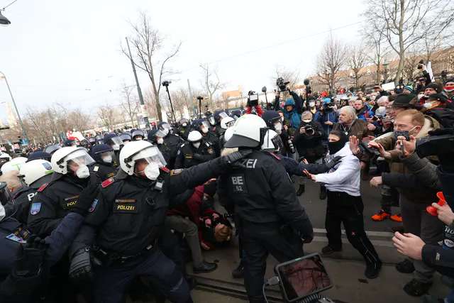 Протесты в Австрии спровоцировало введение властями ужесточенного карантина