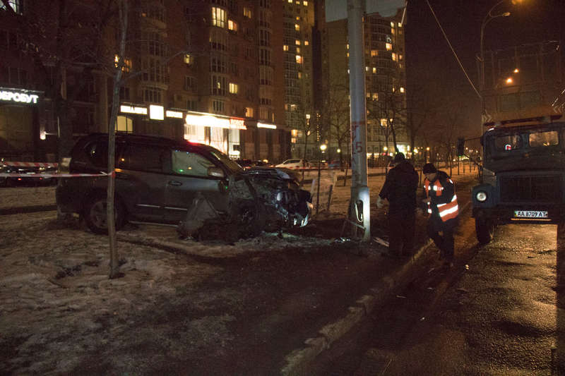 Toyota Prado влетела в фонарный столб qtuizidrxihzglv