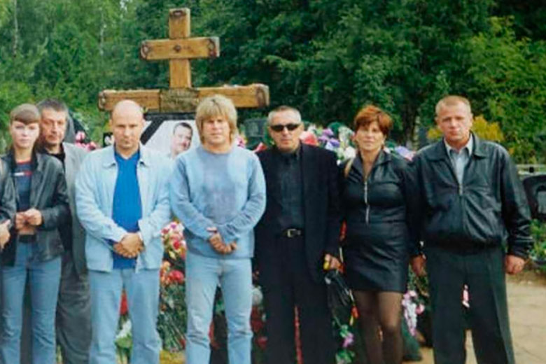 Алексей Глызин и Александр Северов (Саша Север) на могиле Михаила Круга Алексей Глызин и Александр Северов (Саша Север) на могиле Михаила Круга
