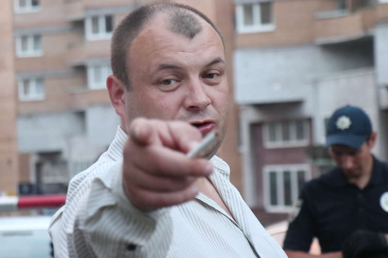 Он всячески препятствовали съемке и нецензурно выражался Он всячески препятствовали съемке и нецензурно выражался