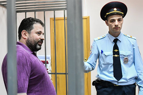 Слева: Дионисий Золотов в суде 9 августа