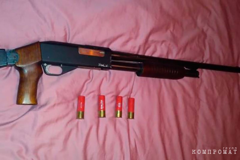 Изъятые у преступников деньги и оружие с боеприпасами dddidteitiddeglv