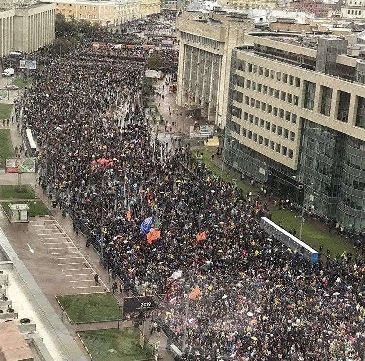 Митинг на проспекте Сахарова. Фото: Bogomil Rajnov/Twitter