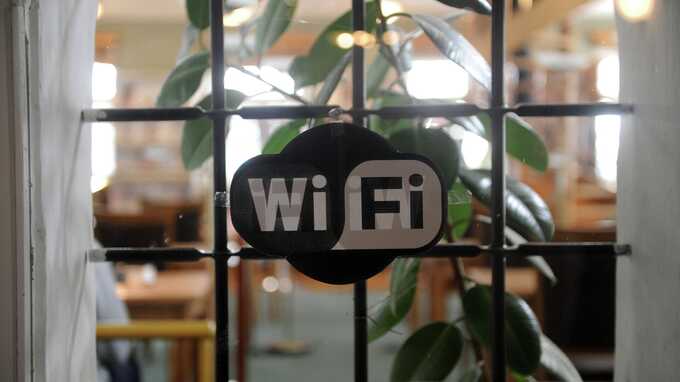 Россиян предупредили об опасности подключения к Wi-Fi в кафе и ресторанах